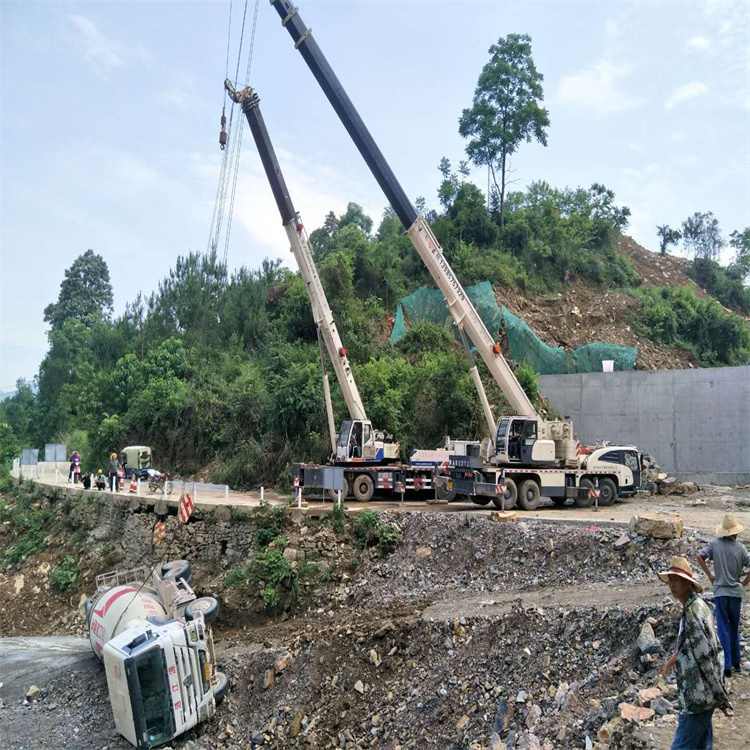 梁子湖汽车掉沟里叫吊车救援要多少钱